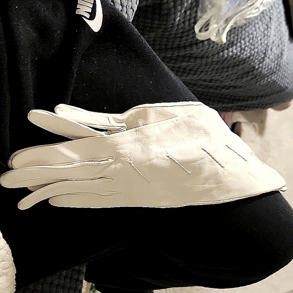 Vintage doeskin small gloves, some small spots - Picture 1 of 3